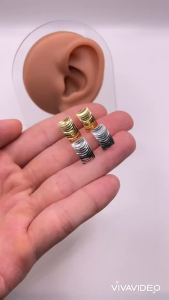 Bông tai titan hoa văn mắt mèo kiểu dáng khóa chốt gài màu vàng hoặc trắng bền đẹp trangsucmoiluatuoi.RIN