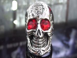 【Bestella✨COD】Halloween Cincin Tengkorak Eropa Dan Amerika Baru Retro Retak Kepala Hantu Cincin Cincin Pria Bertatahkan Batu Ruby