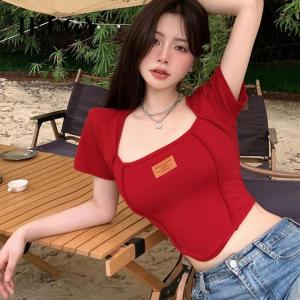 Ielgy Áo thun ngắn tay áo không đều cổ áo vuông ngắn bó sát miếng đệm vai phong cách Hồng Kông nữ