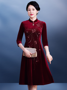 ชุดกี่เพ้าผ้ากำมะหยี่สีทองหรูหราสำหรับคุณแม่เจ้าสาว ฤดูใบไม้ร่วง/ฤดูหนาว ชุดราตรียาวปานกลาง เสื้อผ้าทำงาน ทรงสลิมฟิต