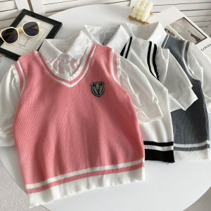 เสื้อกั๊กถักคอโปโลปักลายสไตล์วิทยาลัยสำหรับผู้หญิงในฤดูใบไม้ผลิและฤดูร้อน เสื้อแขนสั้นปลอมสองชิ้น เสื้อคลุมกันหนาวแบบสวมหัว