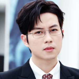 Photochromic kính cận thị thời trang phân loại kính mắt với lớp cho wemen men hình bầu dục Titan nguyên chất cận thị Gọng kính