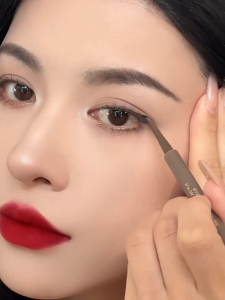 [Blinkoo]Judydoll 橘朵 Precision Eyeliner Pencil glides on smoothly without smudging for precise line definition