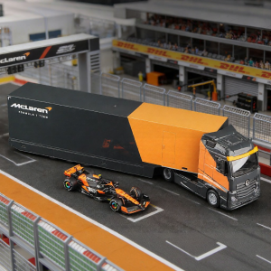 Bburago | McLaren F1 Transport Model 1:43