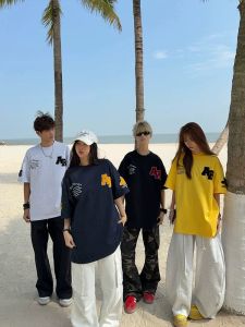 เสื้อยืดแขนสั้นปักลายตัวอักษรผ้ากำมะหยี่สำหรับผู้ชายเสื้อผ้าฤดูร้อนปี2025เสื้อคอกลมอเมริกันสำหรับผู้ชาย