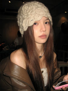 หมวกไหมพรมทรงกลมลายดอกไม้สำหรับผู้หญิง ฤดูใบไม้ร่วง/ฤดูหนาว หมวกไหมพรมป้องกันความหนาว ทรงเรียบง่าย หลากหลายสไตล์ หมวกไหมพรม