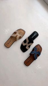 Sandal Teplek Flat Wanita Tinggi 1 cm Size 36 - 40 Tidak Licin Model H Casual Bahan PVC Sendal Selop Cewek Belleza Sandal Flat Wanita Empuk Nyaman Slop Birken Dunkenstock Bellezza Kekinian Premium Terbaru - BELLEZA ORLA