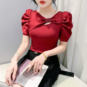 Yimei เสื้อยืดแขนพองผ้าซาตินผูกโบว์แนวทแยงเสื้อผู้หญิงสไตล์ MODE Korea สีแดง 2024 ผ้าฝ้าย