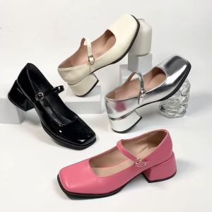 0062 Heels Wanita Fashion Import Hak Tahu Bisa COD (With Box)\\n\\nSepatu adalah salah satu elemen penting dalam fashion wanita, dan heels wanita fashion import menjadi pilihan populer bagi banyak wanita. Dalam artikel ini, kita akan membahas hak tahu wanita, mengenal heels wanita fashion import, serta tips memilih heels wanita yang tepat.\\n\\n Apa Itu Hak Tahu Wanita?\\n\\n Definisi Hak Tahu Wanita\\n\\nHak tahu wanita merujuk pada pengetahuan dan pemahaman wanita tentang hak-hak mereka dalam berbagai aspek kehidupan, termasuk fashion. Dalam konteks heels wanita fashion import, hak tahu wanita mencakup pengetahuan tentang jenis-jenis heels, ukuran, kualitas, dan cara memilih heels yang tepat.\\n\\n Pentingnya Hak Tahu Wanita\\n\\nMemiliki hak tahu wanita sangat penting karena membantu wanita membuat keputusan yang tepat dalam memilih heels yang sesuai dengan gaya dan acara mereka. Hal ini juga dapat meningkatkan rasa percaya diri dan kepuasan dalam berpenampilan.\\n\\n Manfaat Hak Tahu Wanita\\n\\nBeberapa manfaat hak tahu wanita dalam konteks heels wanita fashion import antara lain:\\n\\n- Membantu wanita memilih heels yang sesuai dengan bentuk kaki mereka\\n- Meningkatkan pengetahuan tentang bahan dan kualitas heels\\n- Membantu wanita membuat keputusan yang tepat dalam hal harga dan fitur heels\\n\\n Mengenal Heels Wanita Fashion Import\\n\\n Jenis-Jenis Heels Wanita Fashion Import\\n\\nHeels wanita fashion import hadir dalam berbagai jenis, seperti stiletto, block heel, dan kitten heel. Setiap jenis heels memiliki karakteristik dan keunggulan tersendiri.\\n\\n Box Heels Wanita: Desain & Keunggulan\\n\\nBox heels wanita adalah heels dengan bagian belakang yang datar dan lebar, yang memberikan kenyamanan ekstra saat berjalan. Keunggulan box heels antara lain:\\n\\n- Lebih stabil dan nyaman dibandingkan heels biasa\\n- Cocok untuk berbagai acara, baik formal maupun kasual\\n- Tersedia dalam berbagai warna dan desain yang menarik\\n\\n COD Heels Wanita: Proses Transaksi & Keuntungan\\n\\nCOD (Cash On Delivery) heels wanita adalah metode pembayaran yang memungkinkan pembeli membayar barang setelah menerima pesanan. Keuntungan COD heels wanita antara lain:\\n\\n- Memberikan rasa aman bagi pembeli karena mereka dapat melihat barang sebelum membayar\\n- Membantu pembeli menghemat waktu dan tenaga karena tidak perlu melakukan transaksi online\\n- Memudahkan pembeli yang tidak memiliki kartu kredit atau rekening bank\\n\\n Tips Memilih Heels Wanita Fashion Import yang Tepat\\n\\n Memahami Ukuran & Kualitas Heels Wanita\\n\\nUntuk memilih heels wanita yang tepat, penting untuk memahami ukuran dan kualitas heels. Beberapa hal yang perlu diperhatikan antara lain:\\n\\n- Pastikan heels sesuai dengan ukuran kaki Anda\\n- Periksa bahan dan kualitas heels sebelum membeli\\n- Perhatikan tinggi heels dan apakah sesuai dengan kebutuhan Anda\\n\\n Membandingkan Harga & Fitur Heels Wanita\\n\\nMembandingkan harga dan fitur heels wanita dapat membantu Anda menemukan heels yang sesuai dengan anggaran dan kebutuhan Anda. Beberapa hal yang perlu diperhatikan antara lain:\\n\\n- Bandingkan harga heels dari berbagai penjual\\n- Perhatikan fitur-fitur unggulan heels, seperti desain dan bahan\\n- Pertimbangkan keuntungan COD heels wanita jika memungkinkan\\n\\n Menyesuaikan Heels Wanita dengan Gaya & Acara\\n\\nMenyesuaikan heels wanita dengan gaya dan acara Anda dapat meningkatkan penampilan dan rasa percaya diri. Beberapa hal yang perlu diperhatikan antara lain:\\n\\n- Pilih heels yang sesuai dengan gaya Anda, seperti formal atau kasual\\n- Pertimbangkan acara apa yang akan Anda hadiri dan pilih heels yang sesuai\\n- Perhatikan warna dan desain heels yang sesuai dengan outfit Anda\\n\\nDengan memahami hak tahu wanita, mengenal heels wanita fashion import, dan memilih heels yang tepat, Anda dapat meningkatkan penampilan dan rasa percaya diri Anda dalam berbagai situasi. Jangan ragu untuk mencoba heels wanita fashion import COD (with box) dan temukan heels yang sempurna untuk Anda!\"