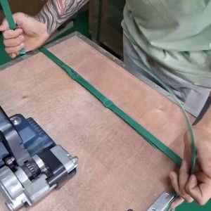 เครื่องรัดกล่อง เครื่องรัดสายระบบไฟฟ้า พร้อมแบตเตอรี่และแท่นชาร์จ