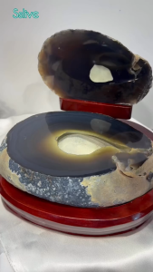 Agate treasure bowl 🔮天然玛瑙聚宝盆 5.9kg 天然蓝玛瑙 洞里结晶黄矿物+裸晶绿幽灵 + 特制实木底座整体高: 20.5cm 底座宽: 25x24cm 总重: 5.9kg玛瑙宽: 23.5cm 洞深: 3cm