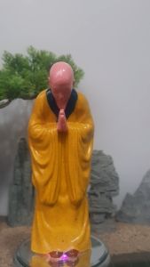 Nhà sư bái phật. nhà sư lạy phật Tăng nhân bái phật. tượng cúi trang trí bàn trà tiểu cảnh non bộ bể cá bon sai ghép lũa..