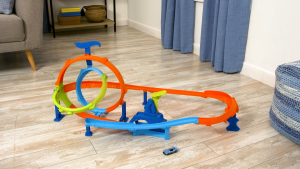 Hot Wheels Stunt Tracks Rapid Launch Cyclone Track Set & 1:64 Scale Die-Cast Toy Car (JHK73)