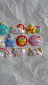 [FREE SHIP] Crocs Jibbitz Sticker gắn dép hình hoạt hình đám mây đẽ thương nhựa cứng - Có Nút Gắn