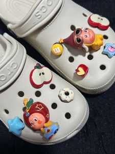 หัวเข็มขัดลายการ์ตูน DIY สำหรับรองเท้า Holey Star Man ตกแต่งด้วยดอกไม้ เคสใหม่ ติดกระดุมหน้าปีก ชุดเครื่องประดับอเนกประสงค์