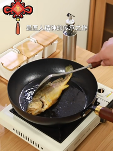 กระทะเหล็กหล่อทนทาน 24/26/28 ซม. กระทะเหล็กเผาไนไตรแท้ ไม่ติดกระทะ ด้ามจับไม้ กระทะเหล็กก้นแบน