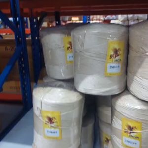 เชือกมัดฟาง ตราม้าบิน เบอร์ 8 และ 10 ซึ่งเชื่อมต่อกันกับเชือกอัดฟางก้อน สีน้ำตาล ใช้งานได้หลากหลาย แข็งแรง ไม่ขาดง่าย