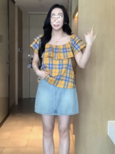 เสื้อเชิ้ตแขนสั้นคอวีลายสก็อตสีเหลืองไซส์ใหญ่สำหรับผู้หญิงในช่วงฤดูร้อน เสื้อคลุมกันหนาวแบบเข้ารูปที่ปกปิดเนื้อผ้าและสวยงาม