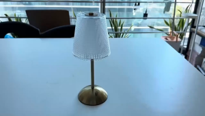 Đèn bàn cạnh giường ngủ bằng sắt nghệ thuật có thể sạc pin lithium đèn bàn văn phòng quán cà phê khách sạn