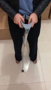 อลูมิเนียมโลหะผสมข้อศอกผู้สูงอายุ ผู้สูงอายุใต้วงแขน ไม้ค้ำคัตช์ น้ำหนักเบา ลดการฟื้นฟูสมรรถภาพ 1 ข้างข้อศอกแบบพกพา ปิดการใช้งาน ไม้ค้ำซอกใบ ไม้ค้ำอลูมิเนียมริบบิ้น