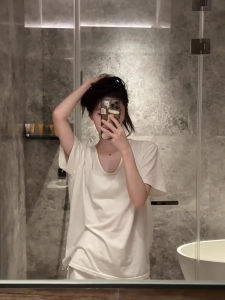 เสื้อยืดแขนสั้นทรงหลวมสำหรับผู้หญิงในช่วงฤดูร้อนปี 2025 ทรงหลวม เสื้อแขนสั้น แขนยาวครึ่งตัว ไซส์ใหญ่ เสื้อผ้าทำงานสไตล์เกาหลี