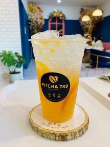 จานรองแก้ว 4 นิ้ว สลักชื่อ/เลเซอร์ตามสั่ง จานรองแก้วเปลือกไม้ เขียงไม้มะม่วง ขอนไม้ ไม้ติดเปลือก ที่รองแก้ว เขียงไม้ แผ่นไม้รองแก้ว พร๊อพถ่ายรูป