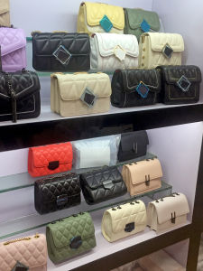 แฟชั่นอินเทรนด์ของแท้หนังผู้หญิงCrossbodyกระเป๋าขนาดเล็กหนังแพะนุ่มสีสบายๆล็อคโซ่จับหัวเข็มขัดแม่เหล็ก