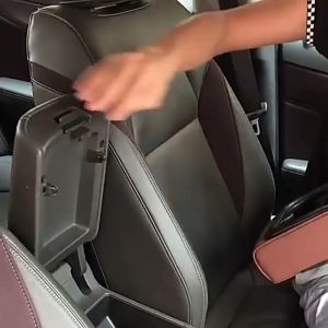 แผ่นรองกล่องที่วางแขนรถยนต์ แผ่นรองที่วางแขนควบคุมกลางหนัง PU แผ่นเก็บที่เท้าแขนมัลติฟังก์ชั่นพร้อมที่วางแก้วสองอัน ที่วางโทรศัพท์มือถือ