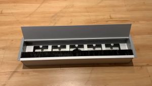 GROMMET FLIP TOP COVER BOX PENGAMAN STOP KONTAK UKURAN 50CM 50 CM ISIAN 5 LIMA LUBANG BAHAN ALUMINIUM PENUTUP LUBANG KABEL STOP KONTAK MEJA MEETING RAPAT KANTOR PREMIUM WARNA PUTIH SILVER HITAM BISA CUSTOM