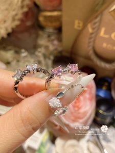 แหวนแป้งเจ้าหญิงเรียบง่ายหรูหราพร้อมหินเซอร์โคเนียรูปหัวใจปรับขนาดได้สําหรับผู้หญิงในโลหะผสมเงินชุบทอง