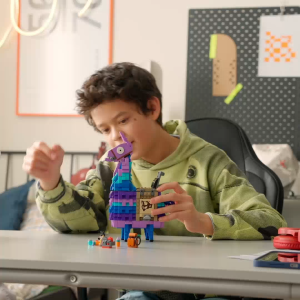 LEGO Fortnite 77071 Supply Llama (691 Pieces) Mainan Susunan Balok (12 Tahun+)