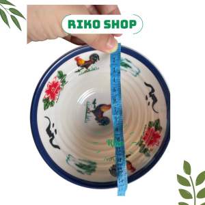 Tô mica với họa tiết gà trống và hoa hồng viền xanh dương phù hợp cho bữa ăn gia đình.