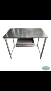 CMS โต๊ะ โต๊ะสแตนเลสมีลิ้นชัก ขนาด70*110ซม.สูง85ซม.คานอยู่ด้านข้าง ความหนา1มม