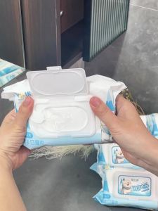 Aiyiyou Baby  Hand Mouth Bottom Thick Wet Tissue Large Bag with Lid 80 Full  Wholesale for Baby Pumping