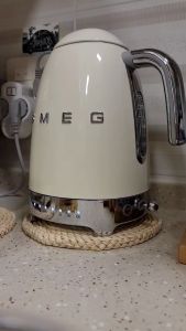 Ấm Siêu Tốc Smeg KLF04RDEU Ấm Đun Nước Có Chỉnh Nhiệt Smeg Bình Đun Nước Siêu Tốc Smeg Electric Kettle Phong Cách Vintage Dung Tích 1.7L Công Suất 2400W Chất Liệu Thép Không Gỉ Nhập Đức Nhiều Màu Bảo Hành 12 Tháng