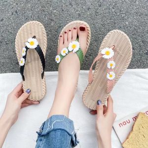 Womens Summer Daisy Fashion Anti-slip Slippers Elegant Floral Sandals Glued Soles Flat Heels for Shopping And Beach Vacations