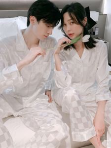 คลาสสิก สีขาว ลายสก็อต คู่รัก ชุดนอน ผู้หญิง ฤดูใบไม้ผลิ ฤดูใบไม้ร่วง ฤดูร้อน Luxury Ice ผ้าไหม ชุดเสื้อผ้าบ้านผู้ชายสําหรับงานแต่งงาน