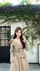 Áo Khoác Nữ Mùa Đông Sang Chảnh Kiểu Dáng Măng Tô Hở Vai Màu Beige Sang Trọng Siêu Quyến Rũ