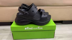 Giày sandal crocs chuẩn xịn chống hôi chân nhựa tế bào êm mềm siêu bền đi mưa lội nước đi biển Crocs bae sandal đế cao 8cm màu đen