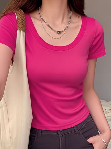 เสื้อยืดแขนสั้นทรงสลิมฟิตสีชมพูแดงสดใสสำหรับผู้หญิงในช่วงฤดูร้อน ทรงเข้ารูป โชว์กระดูกไหปลาร้า ทรงเข้ารูป ทรงเข้ารูป