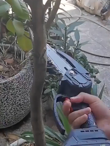 Import Cordless Electric Mini Chainsaw with Battery Portable Saw for Wood Cutting 6-Inch 48V Handheld Mini Pruning Shears Chainsaw Rechargeable Lithium Battery Chain Saw
