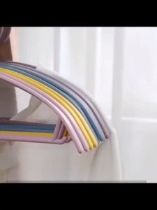 BLUE WHALE ไม้แขวนเสื้อพลาสติกขอบกันลื่น สีพาทเทล ยืดหยุ่นได้ พร้อมส่ง