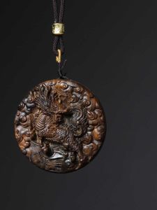 Dalaran Incense Wood Carving Pendant Mens Handheld Neck Hanging Sculpture Lucky Clouds Attracting Wealth And Happiness
