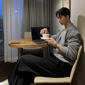 เสื้อสเวตเตอร์ถักคอวีบางสบายๆ สำหรับผู้ชาย สไตล์เกาหลี ทรงหลวมๆ สีสันสดใส แขนยาว ปกติ ฤดูใบไม้ผลิ 2024