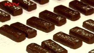 Kẹo sôcôla hạnh nhân xay giòn tím của Nga Kpokaht