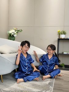 ชุดนอนเด็กสุดน่ารัก แขนสั้นขายาวผ้าซาตินใส่ได้ทั้งน้องผู้หญิงผู้ชายสีพื้นสุดคิวท์