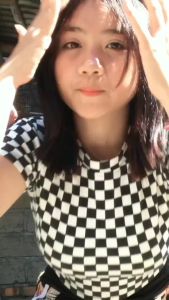 Kaos Crop Top Wanita Motif Catur: Nyaman & Stylish