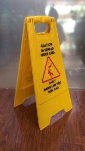 Biển báo chữ A di động chú ý có người đang làm việc ở phía trên