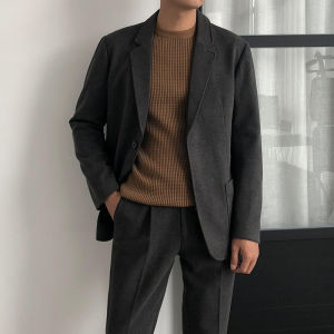 เสื้อสูทผู้ชายแบบหนาและหลวมๆ สำหรับฤดูใบไม้ร่วงและฤดูหนาว สไตล์ฮ่องกง ผ้าขนสัตว์ ทรงหลวมๆ สำหรับใส่ลำลอง แขนยาว สีพื้น