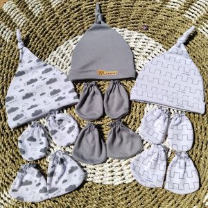 topi dan kaos kaki bayi lahir